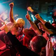 Sångerskan Amy Taylor i den autraliska rockbandet Amyl and the Sniffers framträder på rockklubben Debaser Strand i Stockholm den 13 mars.