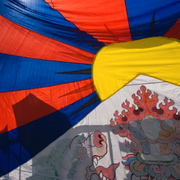 Arkivbilder: Tibetansk flagga på demonstration i Bern / bild från läger i Xinjiang.