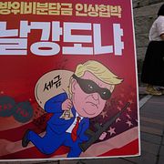 En karikatyr av Donald Trump under en protest mot tullarna i Sydkorea. 