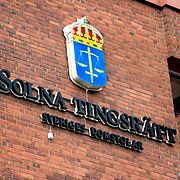 Solna tingsrätt med skylt på röd tegelfasad.