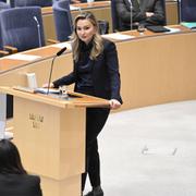 Ebba Busch i riksdagen. Utan jeans.