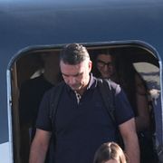 Flávio Bolsonaro anländer till en flygplats i Miami.