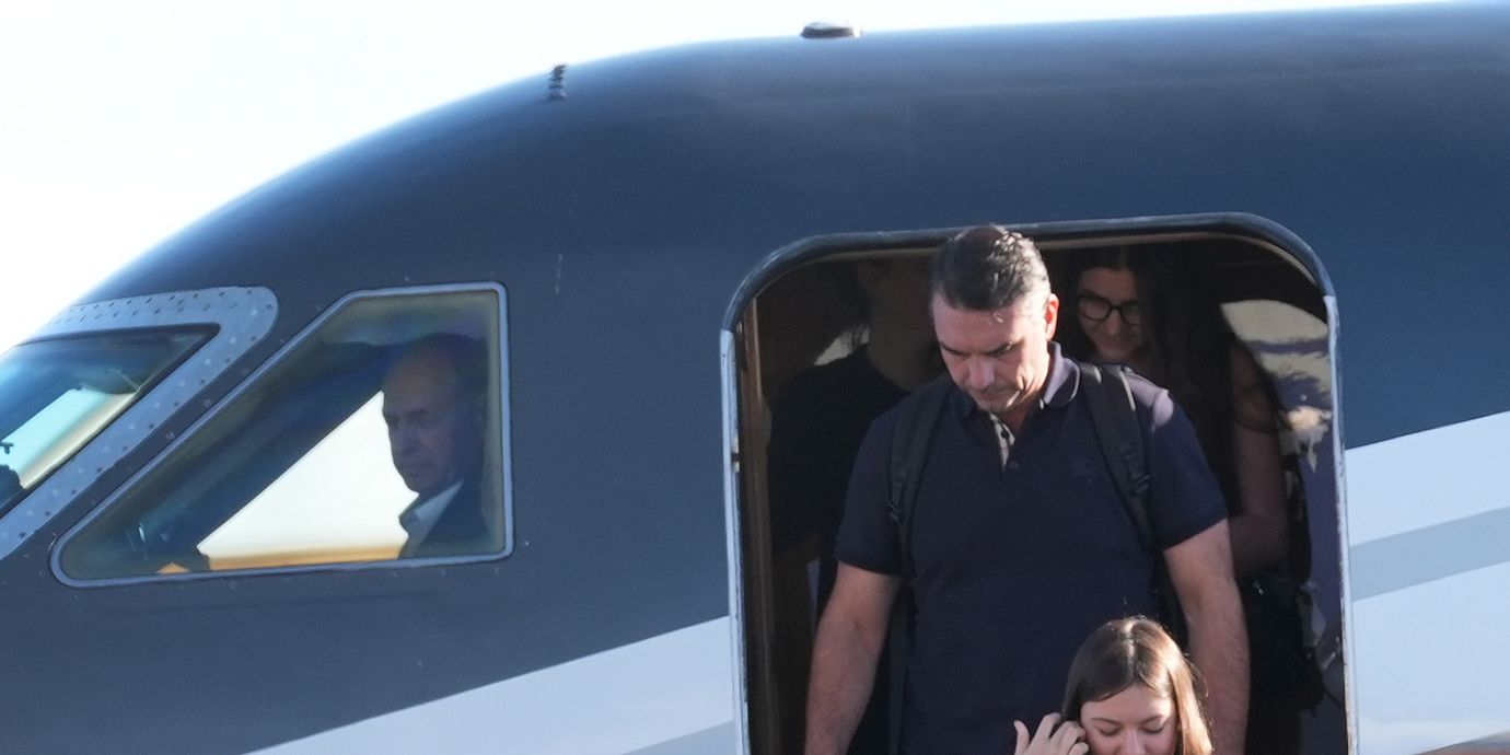 Flávio Bolsonaro anländer till en flygplats i Miami.