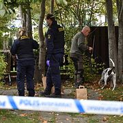 Polisen undersöker platsen. 