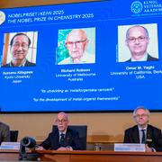 Heiner Linke (ordförande för Nobelkommittén för kemi), Hans Ellegren (ständig sekreterare för Kungliga Vetenskapsakademien), samt Olof Ramström (ledamot av Nobelkommittén för kemi), presenterar Nobelpriset i kemi 2025 under en pressträff hos Kungliga Vetenskapsakademien. 