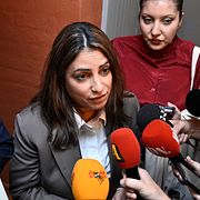 Vänsterpartiets partiledare Nooshi Dadgostar intervjuas av media efter mötet mellan Socialdemokraterna, Centerpartiet, Miljöpartiet och Vänsterpartiet på Högberga gård på Lidingö. 