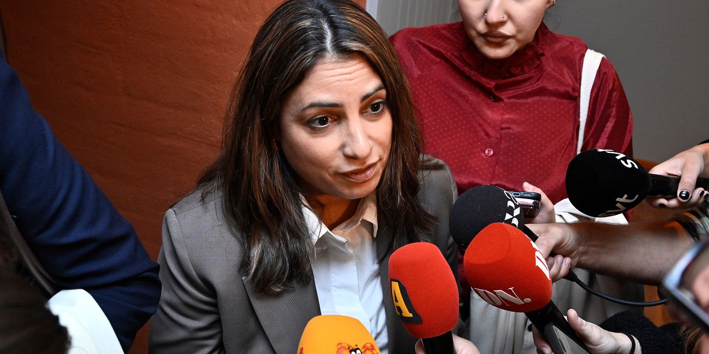 Vänsterpartiets partiledare Nooshi Dadgostar intervjuas av media efter mötet mellan Socialdemokraterna, Centerpartiet, Miljöpartiet och Vänsterpartiet på Högberga gård på Lidingö. 