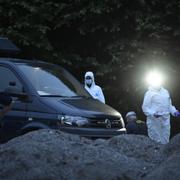 Polis på plats i Salem söder om Stockholm efter att en person hittats skjuten i ett skogsområde.