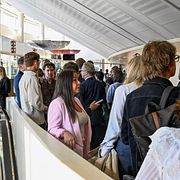 Riksdagens ledamöter utanför plenisalen på torsdagen.