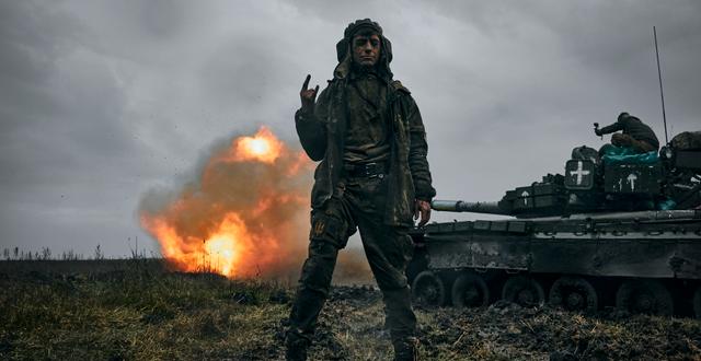 En ukrainsk soldat vid en rysk stridsvagn som Ukraina tagit från fienden. Libkos / AP