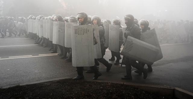 Kravallpolis under protesterna. Vladimir Tretyakov / AP