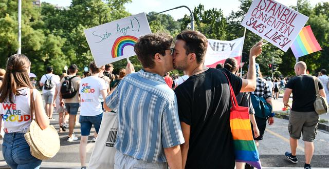 Pridetåget i Ungern. Anna Szilagyi / TT NYHETSBYRÅN