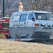 Bilden som användes vid gärningen forslas bort.