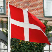 Danmarks justitieminister Peter Hummelgaard och den danska flaggan Dannebrogen. 