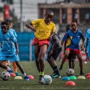 Barn tränar fotboll i Kongo-Kinshasa.