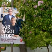 Socialdemokraternas toppkandidater i Europavalet Heléne Fritzon (skymd) och Johan Danielsson samt partiledare Magdalena Andersson figurerar på  valaffisch inför EU-valet.