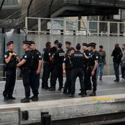 Polis vid Gare du Nord. EJ relaterad till dagens händelse. Bild från 2024.