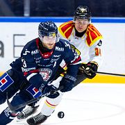 Linköpings Linus Hultström och Brynäs Charlie Forslund under ishockeymatchen i SHL mellan Linköping och Brynäs.