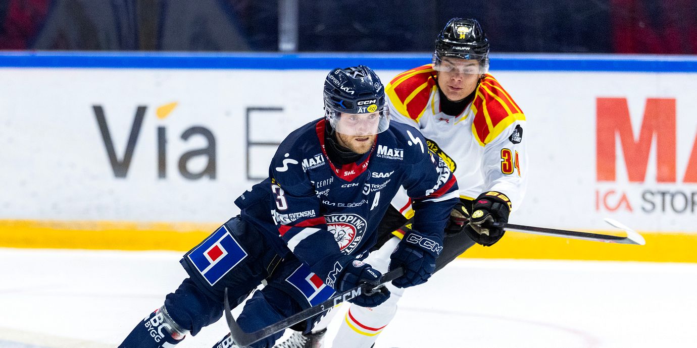 Linköpings Linus Hultström och Brynäs Charlie Forslund under ishockeymatchen i SHL mellan Linköping och Brynäs.