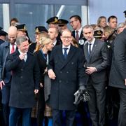 Försvarsminister Pål Jonson (M) och utrikesminister Tobias Billström (M) deltar när Sveriges flagga hissas på Natos högkvarter i Bryssel i mars. 