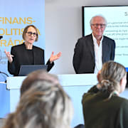 Finanspolitiska rådets vice ordförande Annika Sundén och ordförande Lars Heikensten vid måndagens pressträff. 