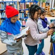 Naima, Helina och Raghad i biblioteket på Enbacksskolan i Tensta.
