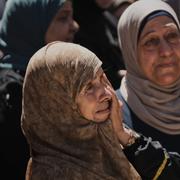 Sörjande under begravningen av Mohammad Alawi, 21, som enligt vittnen sköts till döds av israeliska bosättare på Västbanken tidigare i september. 