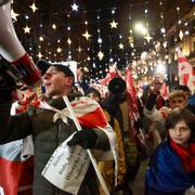 Demonstrationer utanför parlamentsbyggnaden i Georgiens huvudstad Tbilisi. 