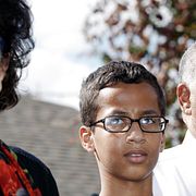 14-årige Ahmed Mohamed mellan sin advokat och sin pappa.