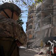 En soldat står vid en byggnad i Beirut som träffades av en israelisk flygbombning under förra veckan.