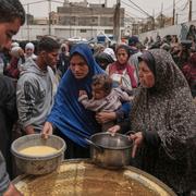 Människor i Gaza vid en matutdelning. 30 april.