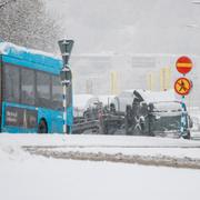 En buss och en biltransport fastnade i snön vid Skulltorpsmotet i Partille utanför Göteborg efter kraftigt snöfall på onsdagsmorgonen.  