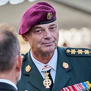 Danmarks försvarsminister Jeppe Bruus  och statsminister Mette Frederiksen. Försvarsminister Jeppe Bruus och försvarschefen Michael Hyldgaard medverkade på pressträffen med FE idag.