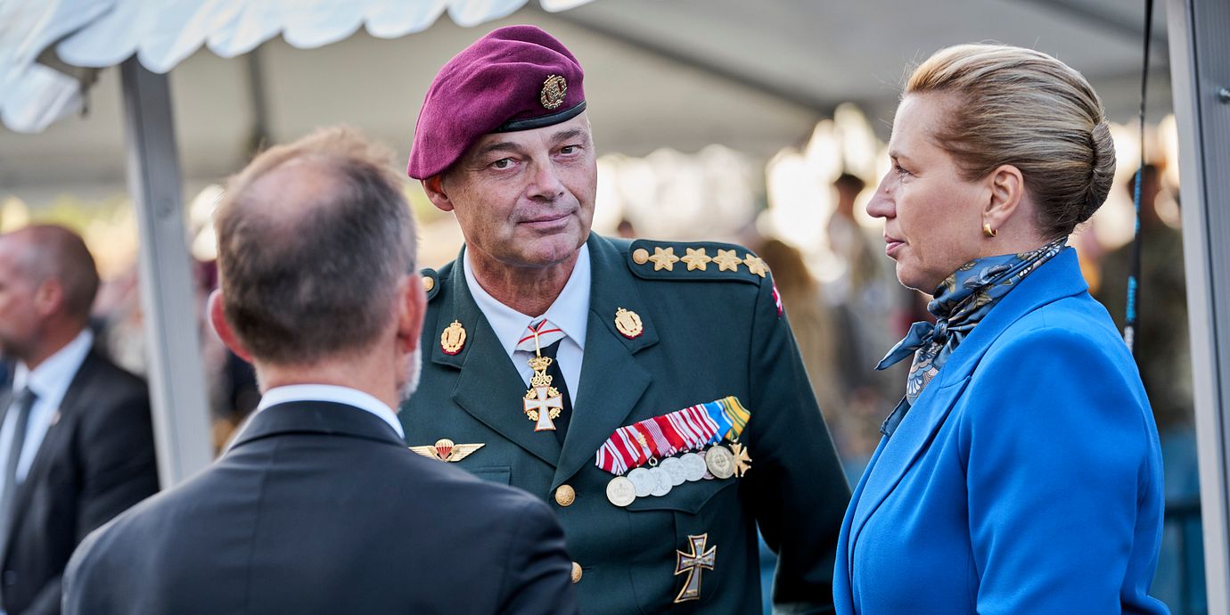 Danmarks försvarsminister Jeppe Bruus  och statsminister Mette Frederiksen. Försvarsminister Jeppe Bruus och försvarschefen Michael Hyldgaard medverkade på pressträffen med FE idag.