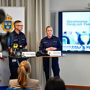 Insatsledare Tomas Stakeberg Jansson och Hanna Paradis, biträdande chef på utredningsenheten på Noa under en pressträff om operation ”Candy” i mars.