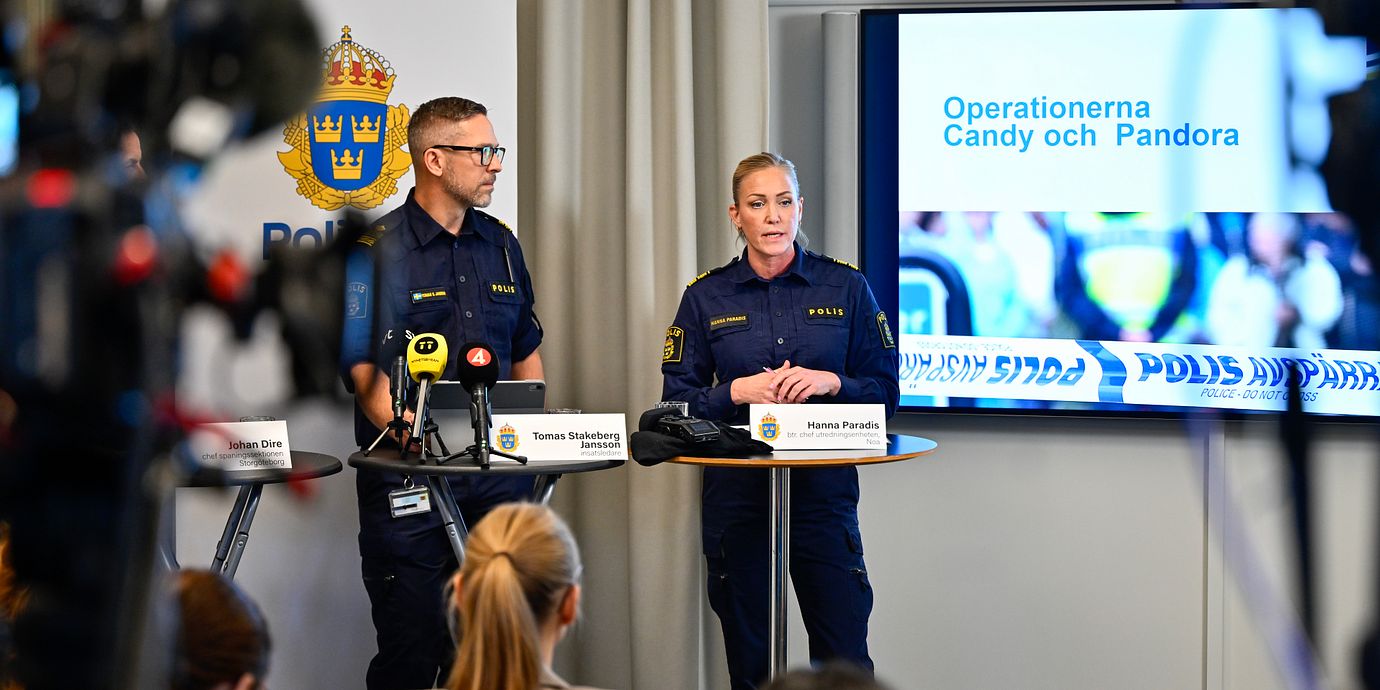 Insatsledare Tomas Stakeberg Jansson och Hanna Paradis, biträdande chef på utredningsenheten på Noa under en pressträff om operation ”Candy” i mars.