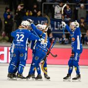 Villa jublar efter 6-3 under damernas SM-final i bandy.