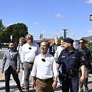 Moderaternas ordförande Ulf Kristersson (M) och justitieminister Gunnar Strömmer går med fotpatrull med Polisen i Eskilstuna under moderaternas valturné.