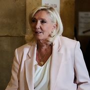 Marine Le Pen på plats i domstolen i Paris.