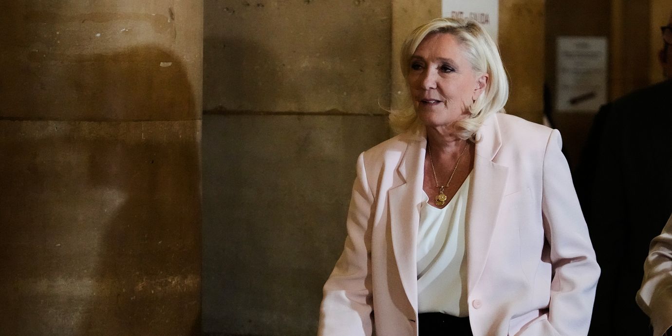 Marine Le Pen på plats i domstolen i Paris.