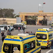 Ambulanser och andra fordon vid korsningen.