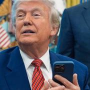 Trump med telefon.