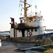 Den brandskadade bogserbåten vid kaj i Sölvesborg tidigt på torsdagsmorgonen.