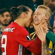 Zlatan Ibrahimovic tar strypgrepp på Fenerbaches Simon Kjaer. I bakgrunden Uniteds tränare José Mourinho.