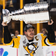 Pittsburghs storstjärna Sidney Crosby med bucklan 2017/Erik Karlsson.