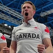 Brad Jacobs jublar med Marc Kennedy under finalen. 