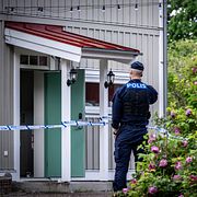 Avspärrningar utanför familjens bostad.