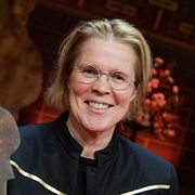 Ia Genberg tar emot priset Årests svenska skönlitterära bok för ”Detaljerna"”under Augustgalan 2022.