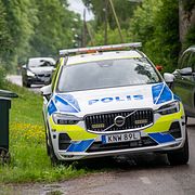 Polis och kriminaltekniker på plats vid ett bostadshus efter att två flickor har förts till sjukhus.