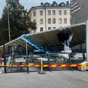  Ett tak på en uteservering på Götgatan på Södermalm i Stockholm blåste omkull på lördagen.